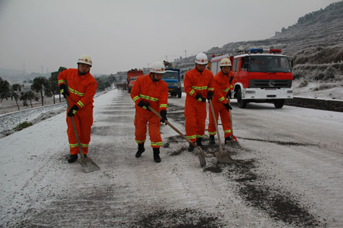 铜仁遭遇雨雪凝冻天气 消防为公路“解冻”