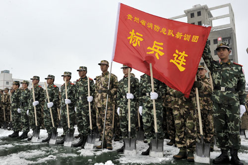 贵州消防600新兵客车站铲冰除雪保春运