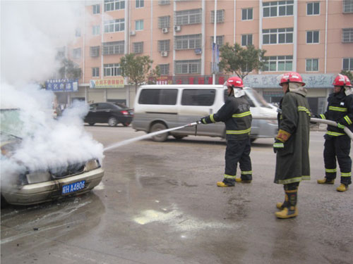 汽车起火死机用灭火器自救未果 消防扑灭