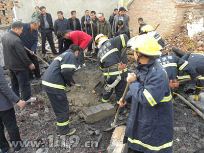 烟花爆竹存放点爆炸6死伤 宿州消防急救