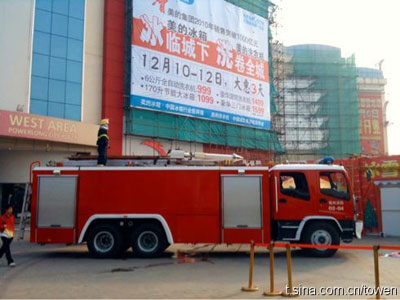 组图：福州宝龙城市广场外墙装修突发大火