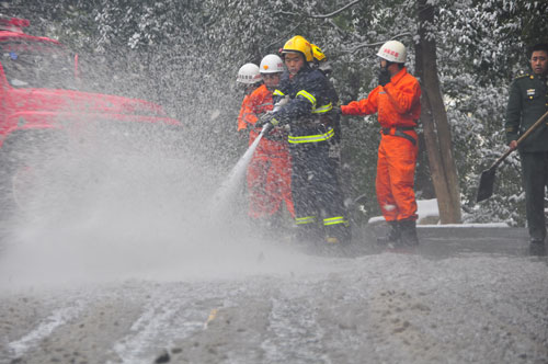 组图：大雪阻路出行难 铜仁消防水枪破冰