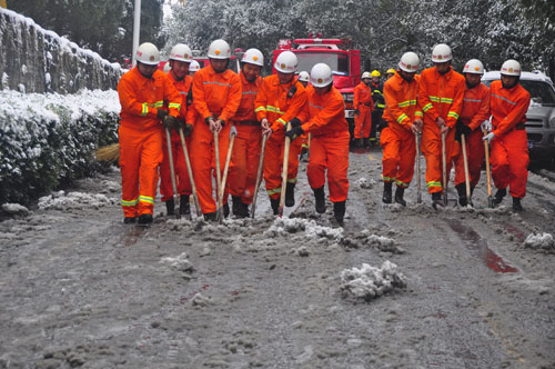 组图：大雪阻路出行难 铜仁消防水枪破冰