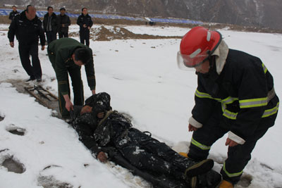 组图：车辆骤闯雪裹冰河 消防破冰救援