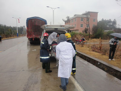 组图：雨天路滑 三车追尾相撞一人被困