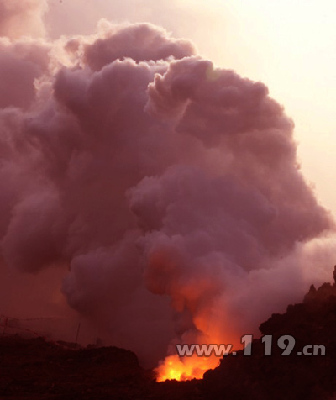 武汉国际博览中心工地冒火 活像火山/图