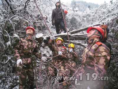 组图：电线覆冰下垂 消防跋涉12公里抢险