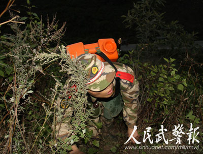 组图：保山武警连续战斗奋力扑救特大山火