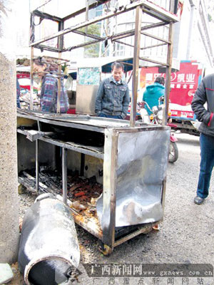 煤气罐闹市喷火百人撤离 消防车途中遇堵