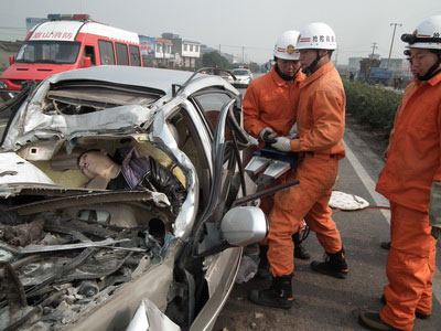 别克轿车撞上大卡车 消防紧急救援/图