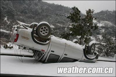 湖南暴雪车祸频发 春运受到严重影响/图