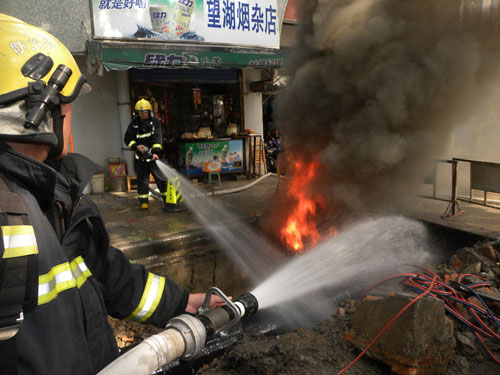 宁波一工地煤气管道着火 消防成功处置