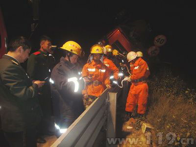 组图：大卡车翻下百米山崖 消防员急救