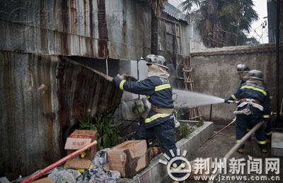 组图：江津汽修厂大火 系烤漆车间引起