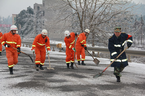 铜仁遭遇雨雪凝冻天气 消防为公路“解冻”