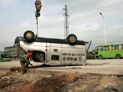 福州千万现金运钞车被客车撞得底朝天