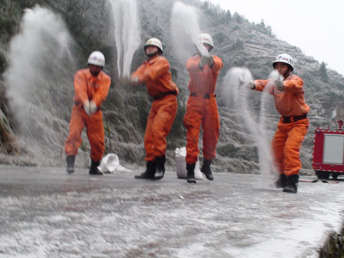 组图：凤冈消防在行动 破冰除雪保平安