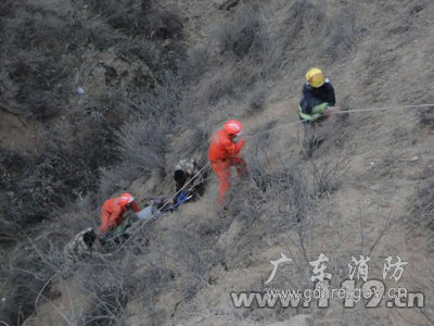 夜行山路不幸坠深沟 消防深入沟底营救