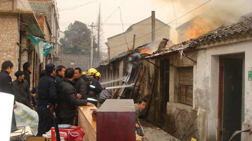 宁海一出租屋起火 消防铺200米水带扑救