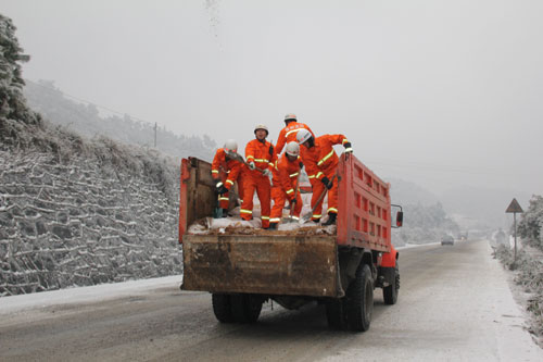 铜仁遭遇雨雪凝冻天气 消防为公路“解冻”