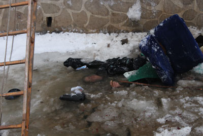 组图：车辆骤闯雪裹冰河 消防破冰救援