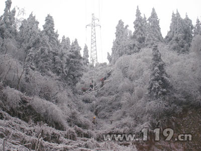 组图：电线覆冰下垂 消防跋涉12公里抢险