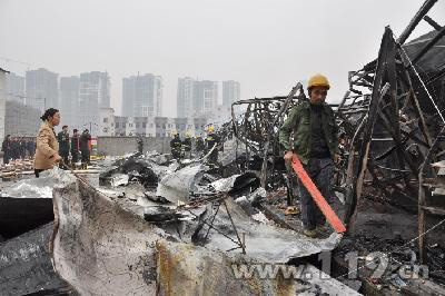 组图：建筑工地起火20间民工宿舍化为废墟