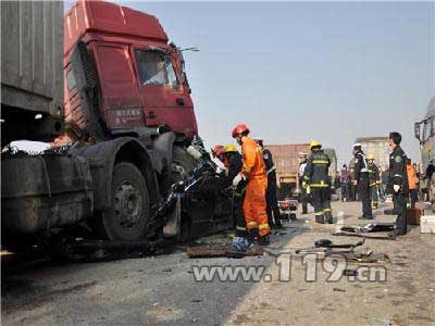 组图：京珠高速44车连环撞 22人险象环生