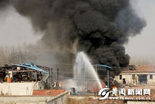 湖北黄冈药厂爆炸起火 吸取阳谷药厂经验防二次爆炸