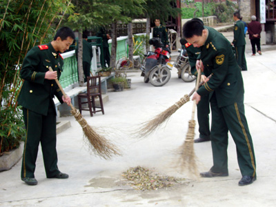 瓮安消防临退老兵前往福利院慰问老人