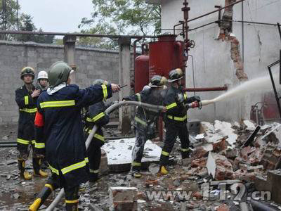 组图：河池乙炔气厂发生爆炸致车间倒塌