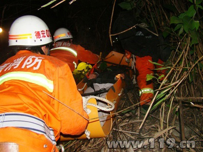 组图：车冲下百米山谷 消防营救保人保珠宝