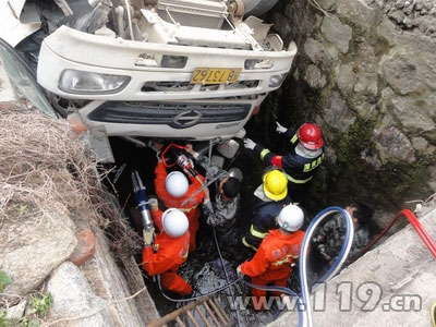 组图：搅拌车翻侧悬吊4米深水渠困司机