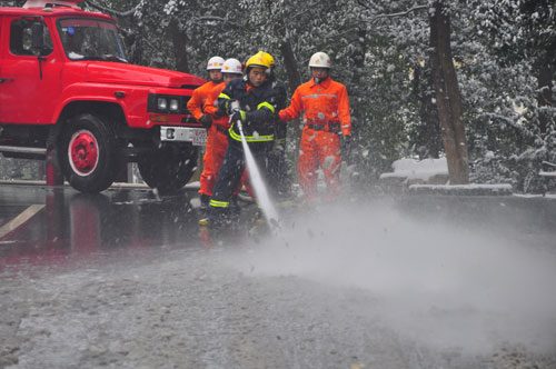 组图：大雪阻路出行难 铜仁消防水枪破冰