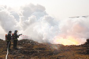 武汉一工地坑内冒火 疑黄磷泄漏自燃