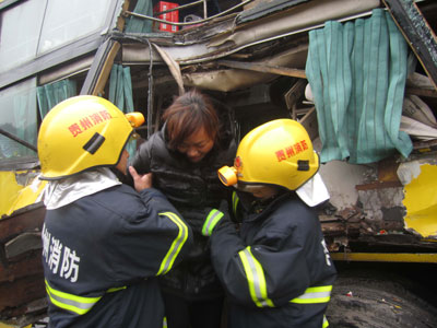 组图：沪昆高速2起车祸2死3伤困42人