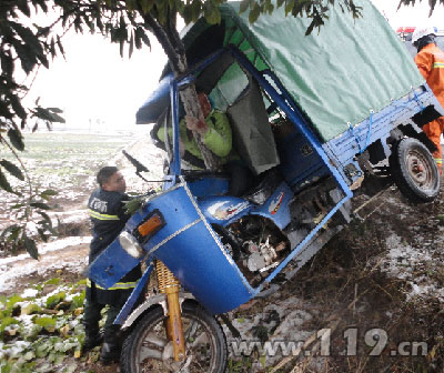 组图：瞌睡酿成车撞树 丰城消防雨雪中救人