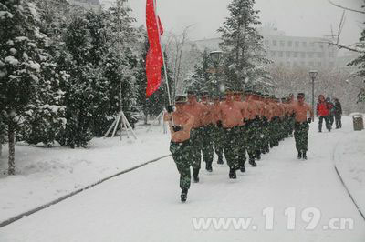 长春消防赤身浴雪斗严寒 千锤百炼铸铁军