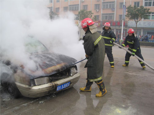 汽车起火死机用灭火器自救未果 消防扑灭