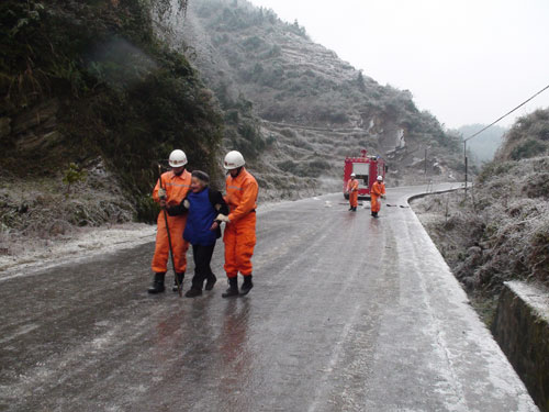 组图：凤冈消防在行动 破冰除雪保平安