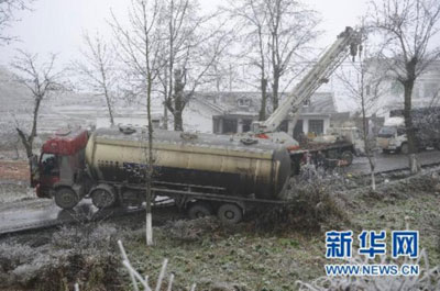 组图：贵州冻雨导致道路交通事故频发