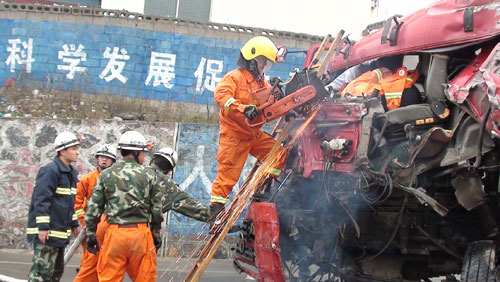 两车迎面相撞 松桃消防冒雨解救被困者