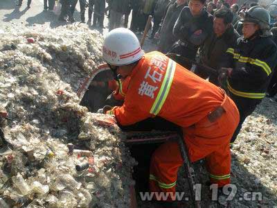 组图：数吨玻璃碎片埋住轿车2人困车内