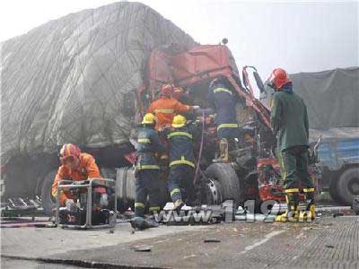 组图：京珠高速44车连环撞 22人险象环生