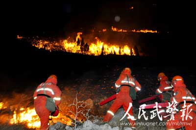 组图：山东武警官兵连续扑灭4起山林大火