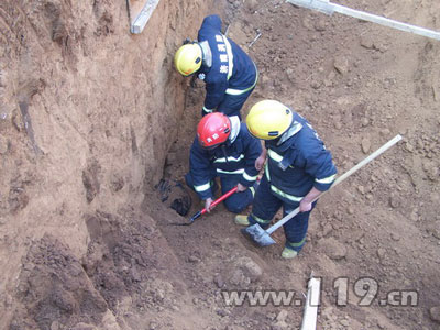 工地塌方两名工人被困 济南消防火速营救