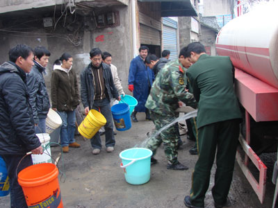 凝冻天气居民饮水难 瓮安消防送水送温暖