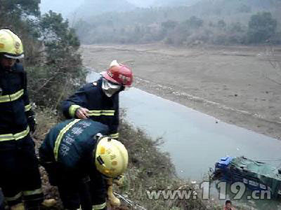 组图：货车坠河1死11人被困 消防生死营救