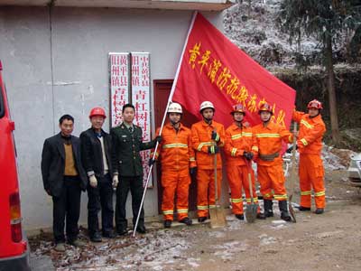 雪凝来袭黔东南州消防部队为百姓添温暖