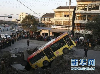 组图：浙江道路爆炸公交车被掀4米后坠坑